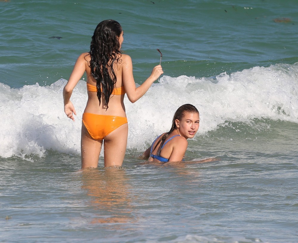 hailey2Bbaldwin2Bmon2Brelax2Bmiami2Bbeach2B0M2iRfbRJanx.jpg