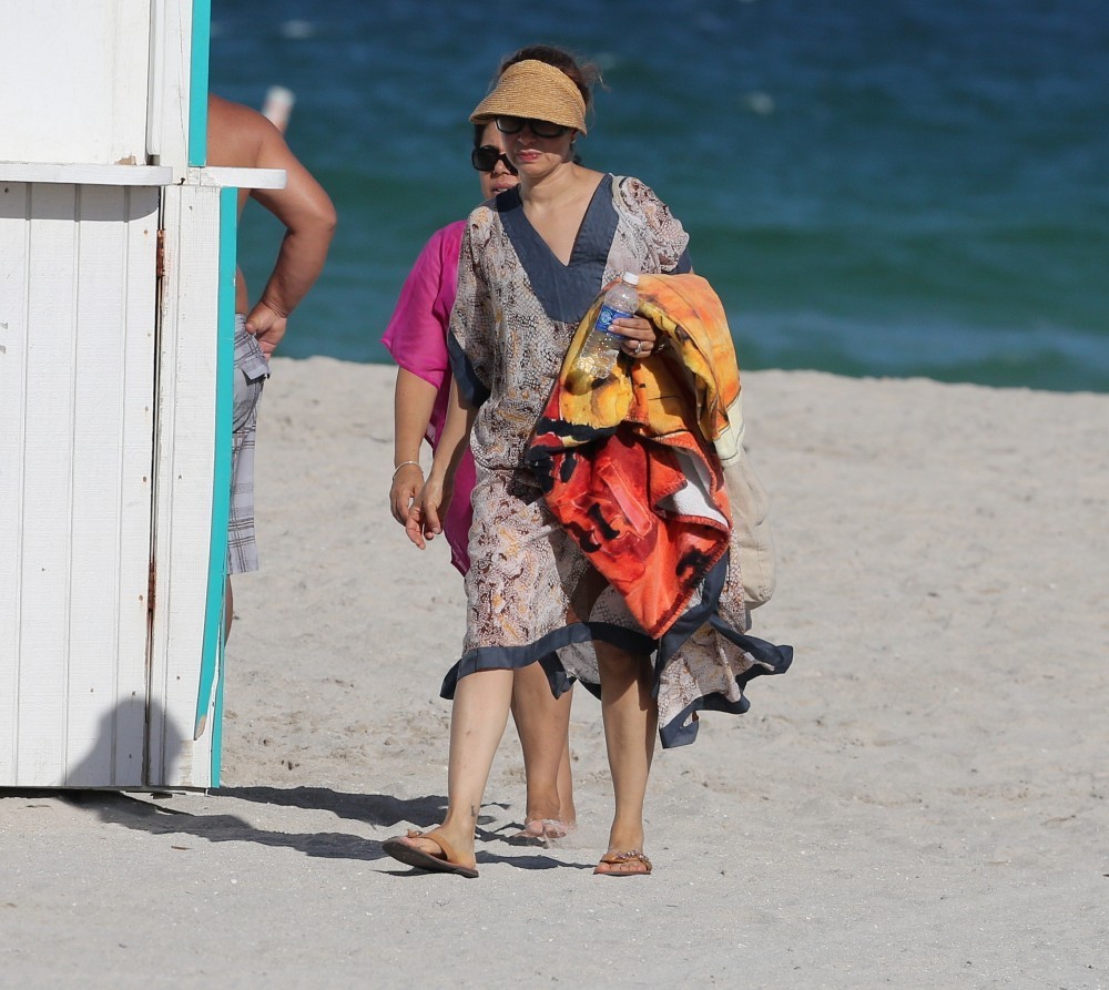 hailey2Bbaldwin2Bmon2Brelax2Bmiami2Bbeach2BOTOZDE-Lhm5x.jpg