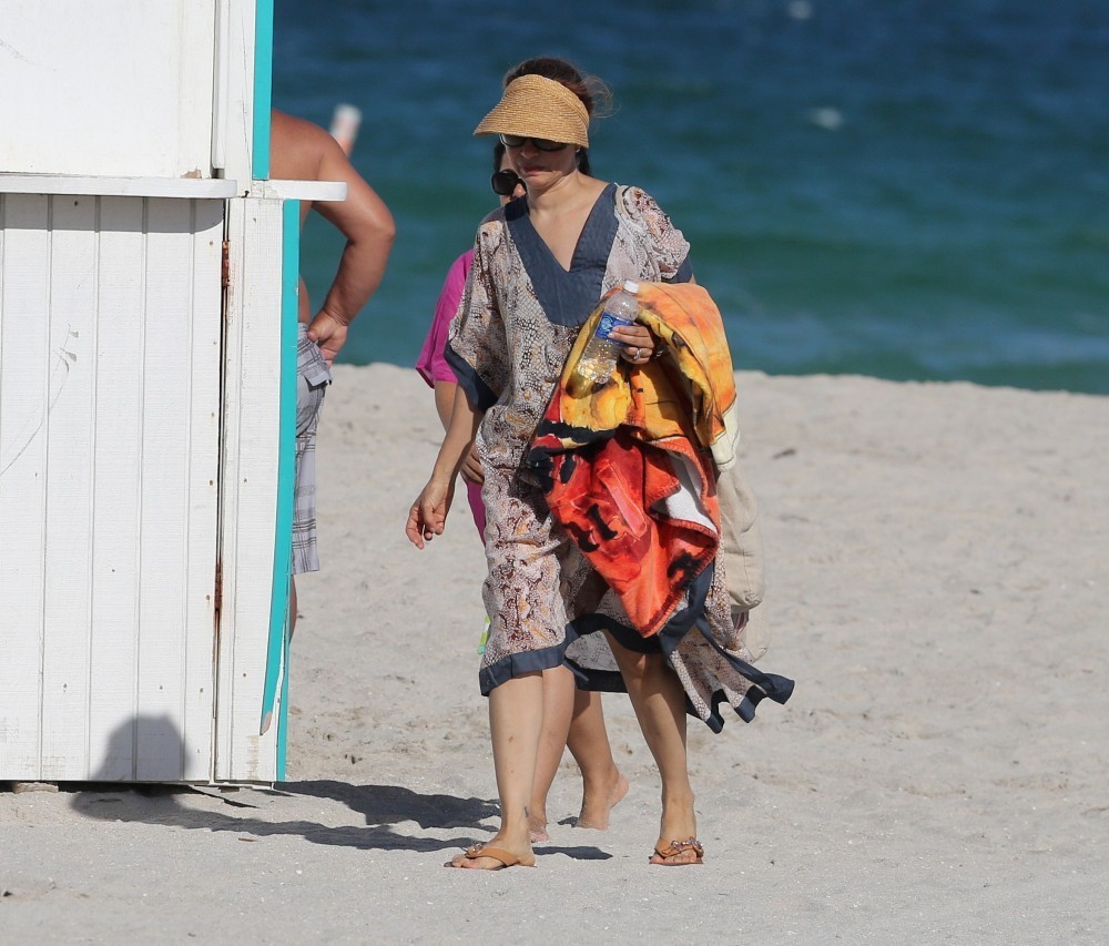 hailey2Bbaldwin2Bmon2Brelax2Bmiami2Bbeach2BUzknri3XloFx.jpg