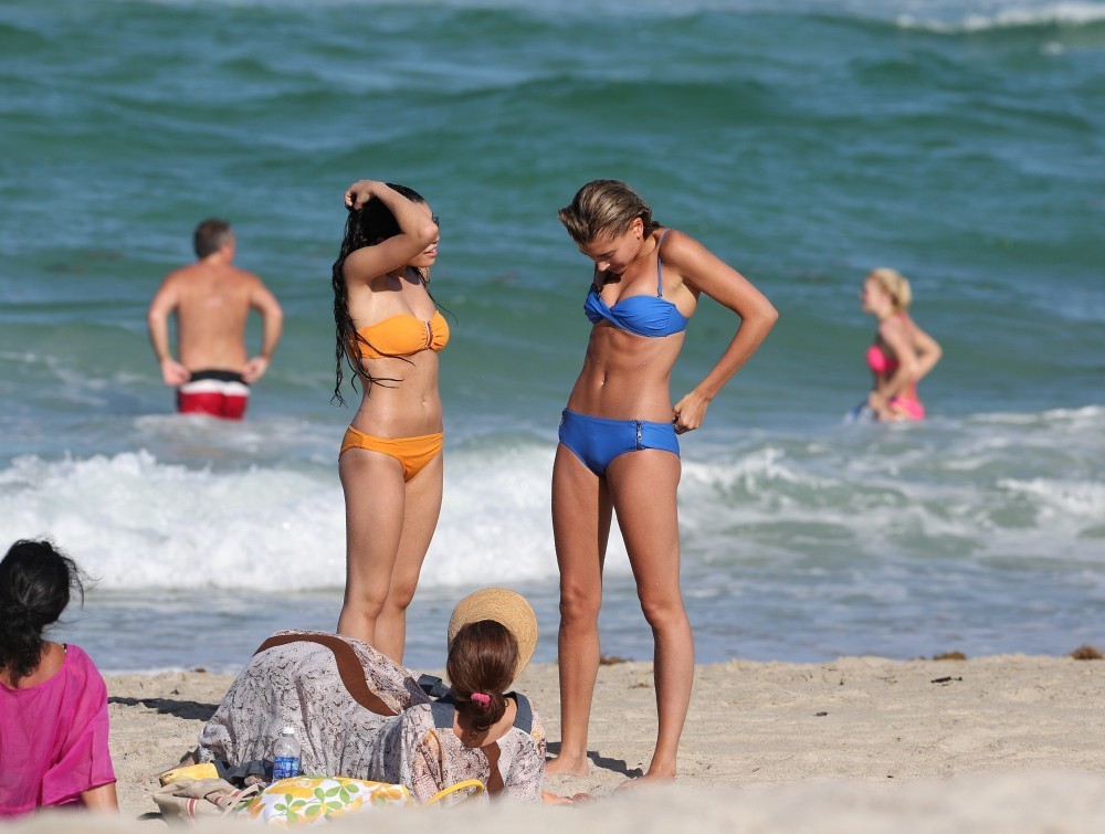 hailey2Bbaldwin2Bmon2Brelax2Bmiami2Bbeach2BgXI9LZqKukkx.jpg
