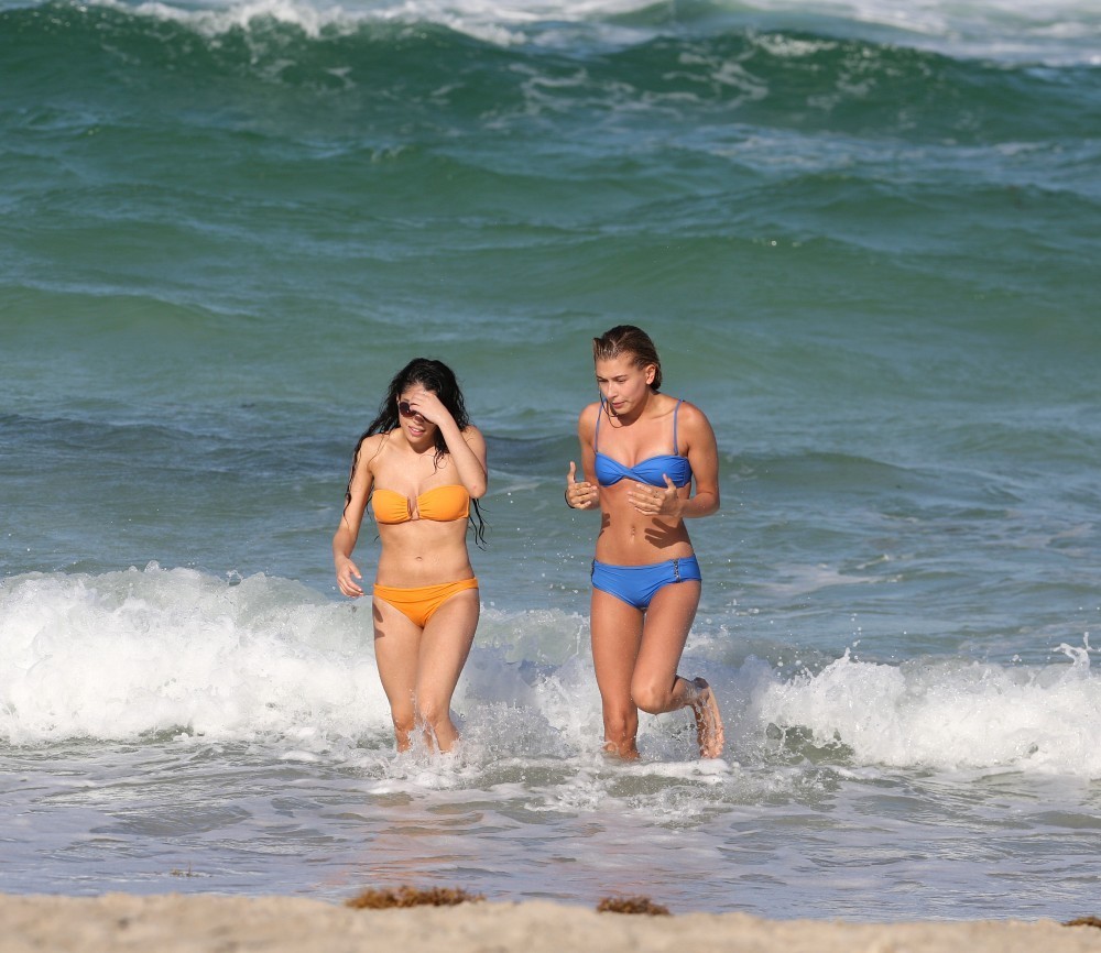 hailey2Bbaldwin2Bmon2Brelax2Bmiami2Bbeach2BilL1YvTUd7-x.jpg