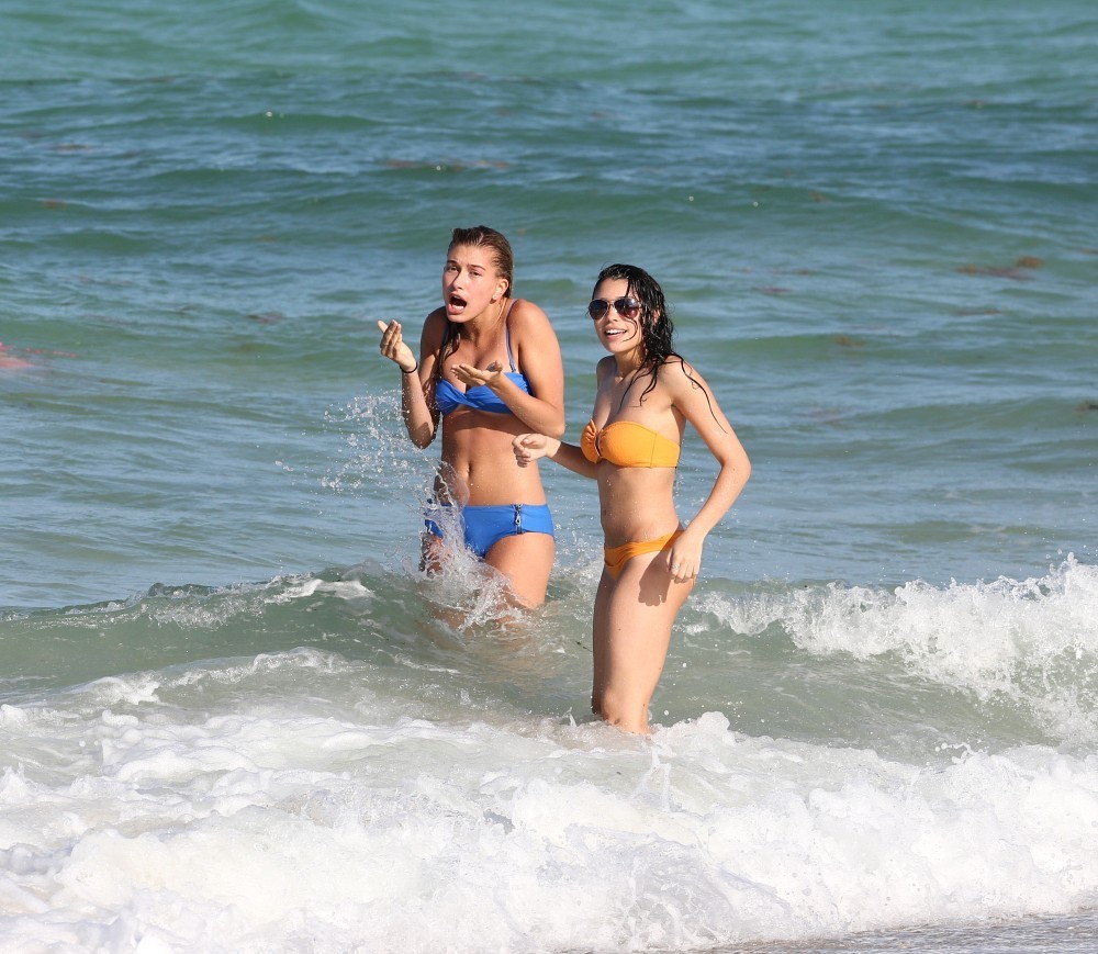 hailey2Bbaldwin2Bmon2Brelax2Bmiami2Bbeach2BkKxSj6l0yI0x.jpg