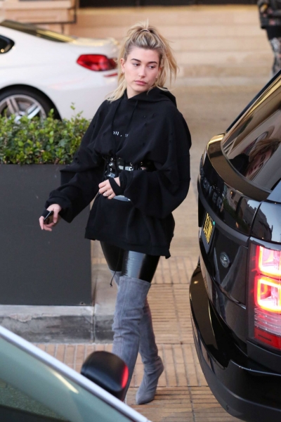 Hailey-Baldwin-out-in-Beverly-Hills--01.jpg