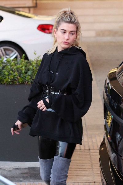 Hailey-Baldwin-out-in-Beverly-Hills--02.jpg