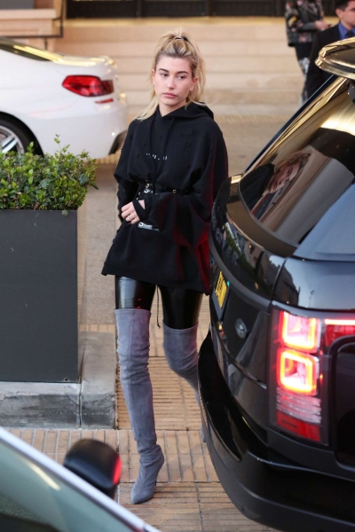 Hailey-Baldwin-out-in-Beverly-Hills--03.jpg