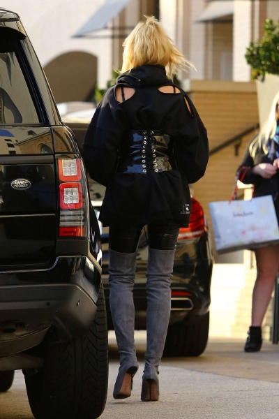 Hailey-Baldwin-out-in-Beverly-Hills--04.jpg