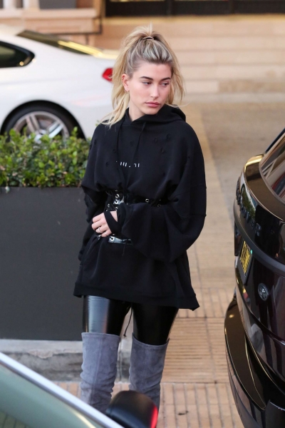Hailey-Baldwin-out-in-Beverly-Hills--05.jpg