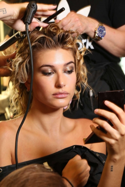 Hailey-Baldwin_-Julien-MacDonald-Fashion-Show-2016--07.jpg