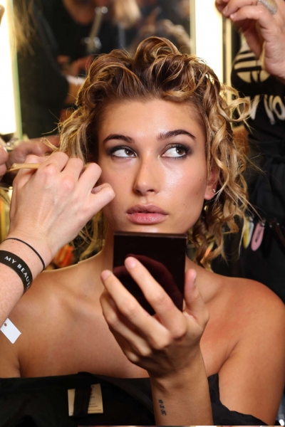Hailey-Baldwin_-Julien-MacDonald-Fashion-Show-2016--18.jpg