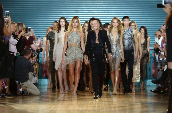 Hailey-Baldwin_-Julien-MacDonald-Fashion-Show-2016--23.jpg