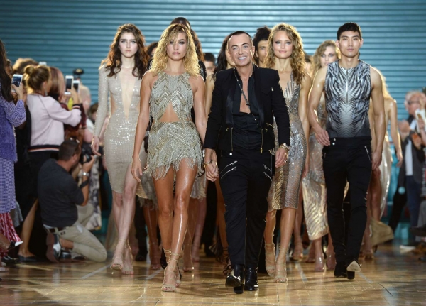 Hailey-Baldwin_-Julien-MacDonald-Fashion-Show-2016--30.jpg
