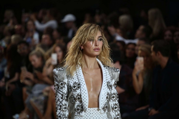Hailey-Baldwin_-Julien-Macdonald-SS-2017-at-LFW--02~0.jpg