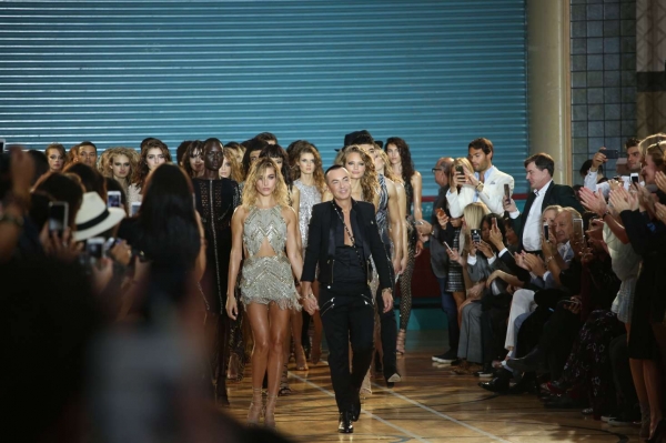 Hailey-Baldwin_-Julien-Macdonald-SS-2017-at-LFW--05~0.jpg