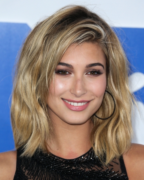 Hailey_Baldwin_001~2.jpg