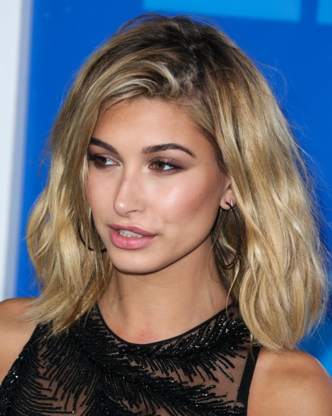 Hailey_Baldwin_002~2.jpg