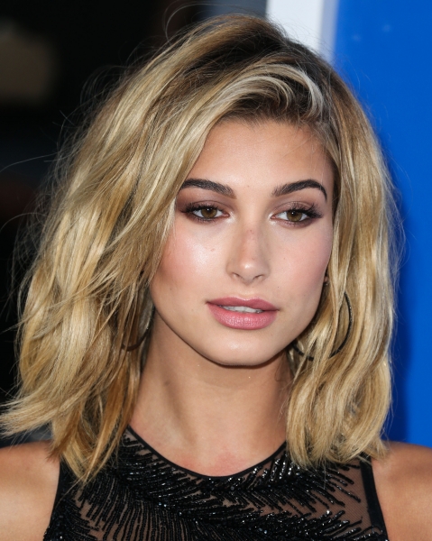 Hailey_Baldwin_004~2.jpg