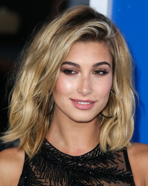 Hailey_Baldwin_006~1.jpg