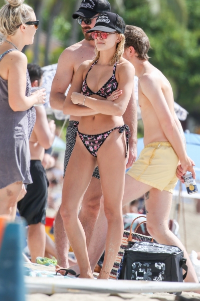 Hailey_Baldwin_281829~7.jpg