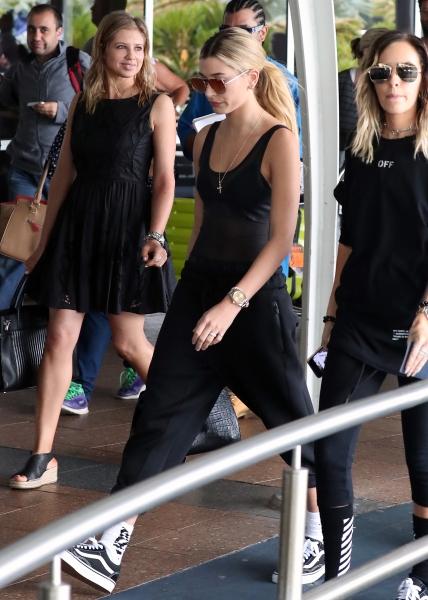 Hailey_Baldwin_282229~6.jpg