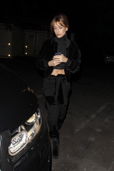 Hailey_Baldwin_28229~11.jpg