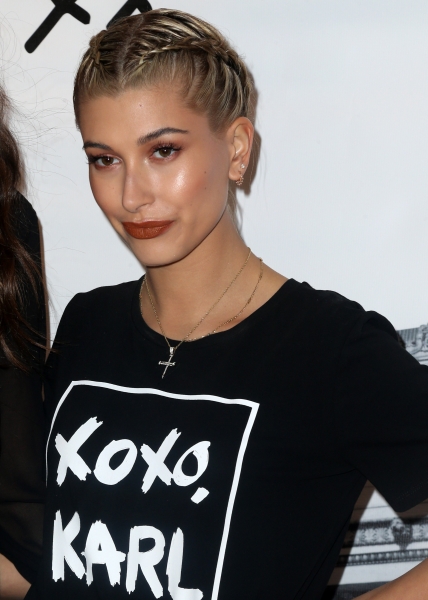 Hailey_Baldwin_282829~2.jpg