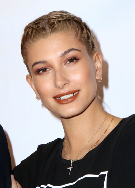 Hailey_Baldwin_28329~3.jpg