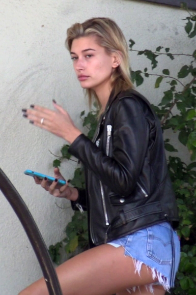 Hailey_Baldwin_28329~4.jpg