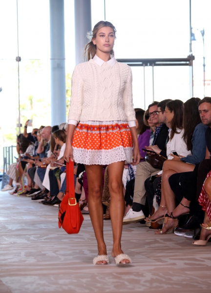 Hailey_Baldwin_28429~8.jpg