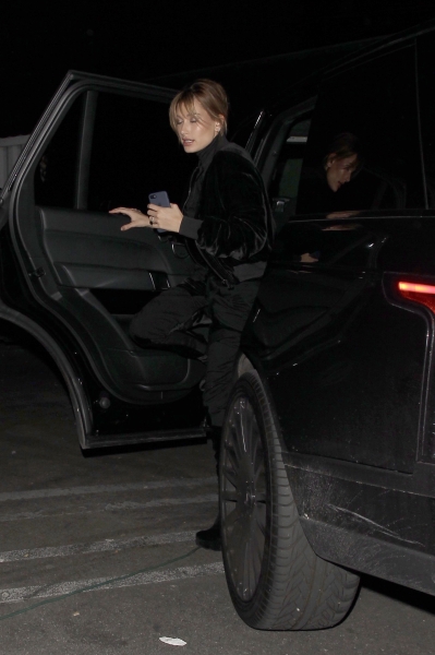 Hailey_Baldwin_28529~11.jpg