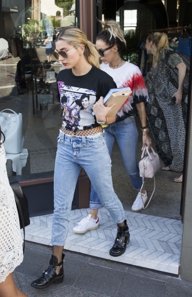 Hailey_Baldwin_28529~8.jpg