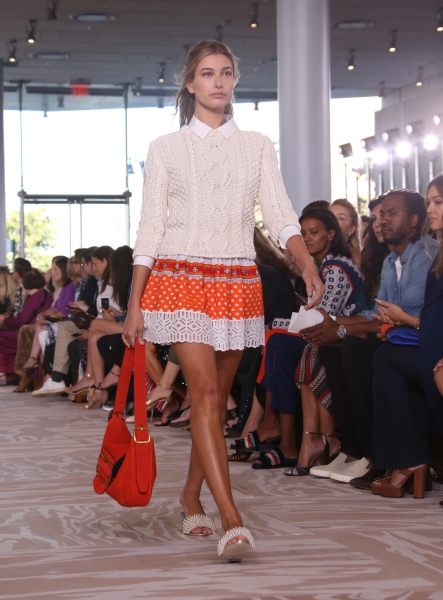 Hailey_Baldwin_28529~9.jpg