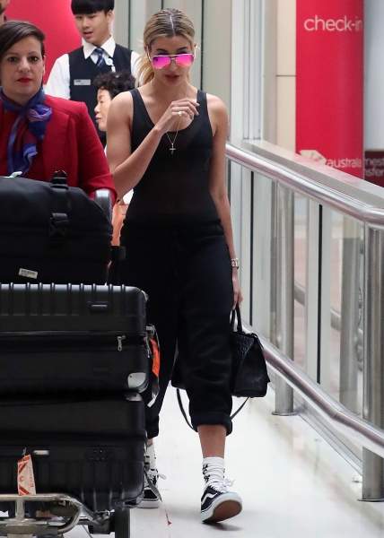 Hailey_Baldwin_28629~7.jpg
