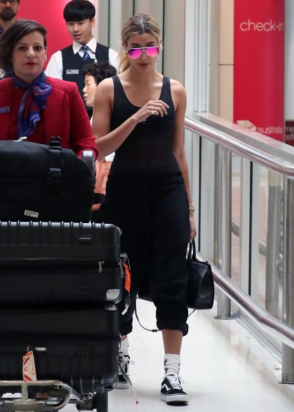 Hailey_Baldwin_28729~7.jpg