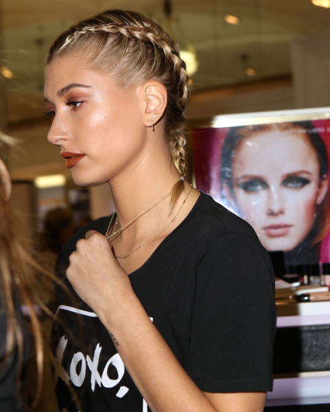 Hailey_Baldwin_28829~2.jpg