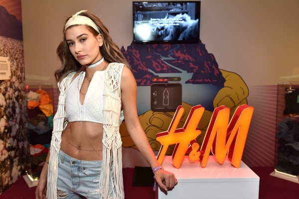 Hailey_Baldwin_H_Loves_Coachella_Pop_UP_4uSdmFnzhyfx.jpg