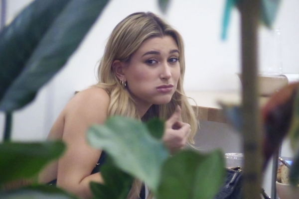 Hailey_Baldwin__281129~0.jpg