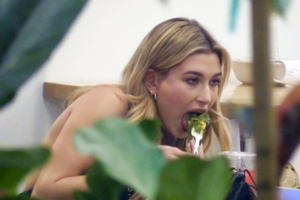 Hailey_Baldwin__281229~0.jpg