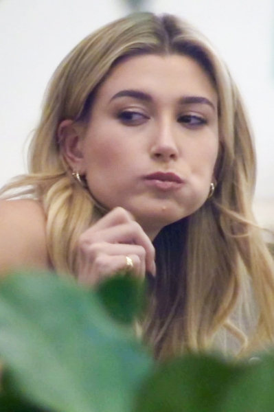 Hailey_Baldwin__28129~0.jpg