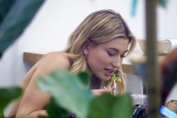 Hailey_Baldwin__281729~0.jpg