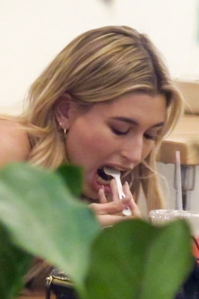Hailey_Baldwin__28429~0.jpg