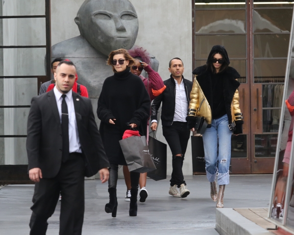 Instar_Kendall_Jenner_Hailey_Baldwin_Melrose_101010311.jpg