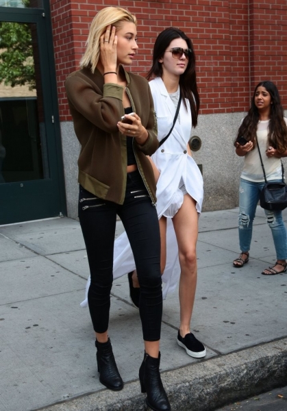 Kendall_Jenner_Kendall_Hailey_Baldwin_Out_aVA4l-7UrQPx.jpg