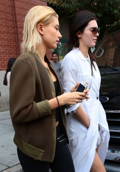 Kendall_Jenner_Kendall_Hailey_Baldwin_Out_gJyXMI9A53Fx.jpg