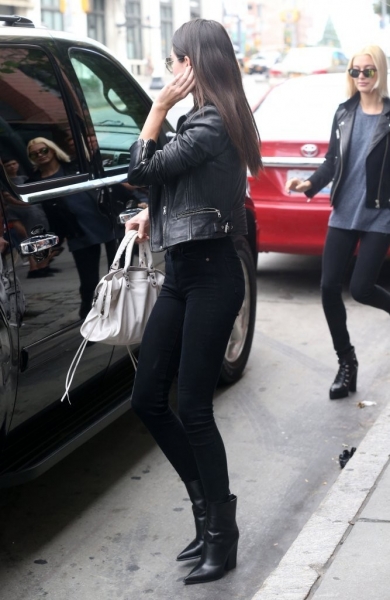 Kendall_Jenner_Kendall_Jenner_Hailey_Baldwin_AOdNkw8N3Jzx.jpg