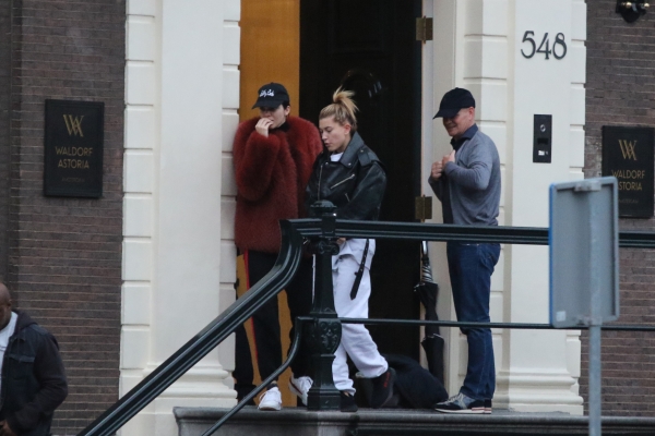 Kendall_Jenner___Hailey_Baldwin_28129.jpg