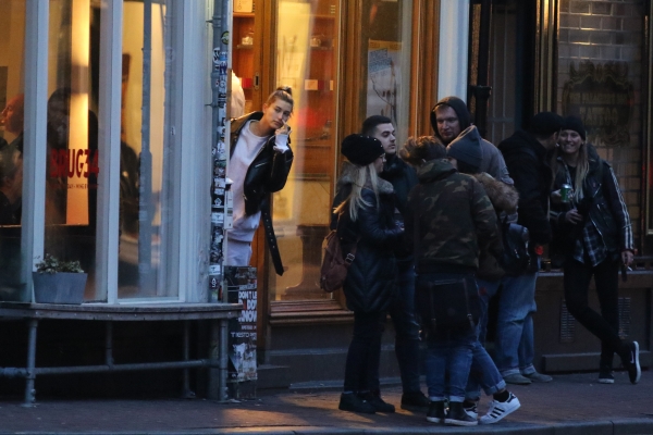 Kendall_Jenner___Hailey_Baldwin_281629.jpg