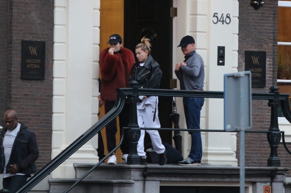 Kendall_Jenner___Hailey_Baldwin_28229.jpg
