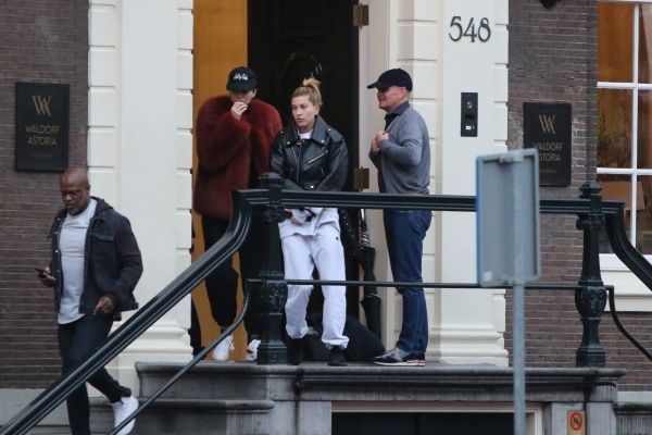 Kendall_Jenner___Hailey_Baldwin_28329.jpg