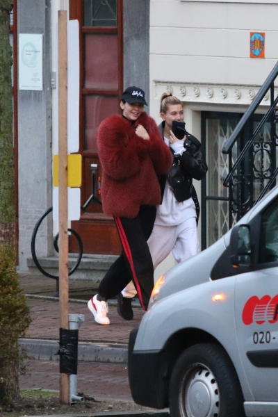 Kendall_Jenner___Hailey_Baldwin_28529.jpg