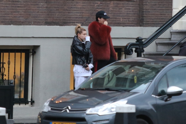 Kendall_Jenner___Hailey_Baldwin_28929.jpg